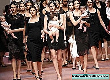 "mamma"에 대한 찬사 : 임산부, 아기 및 어린이를 동반 한 Dolce & Gabbana 퍼레이드