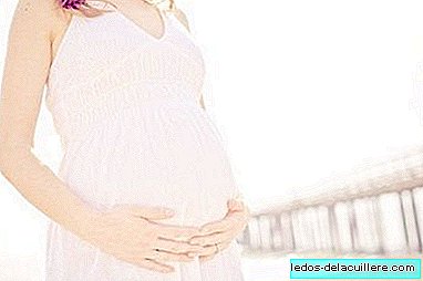 Rahim dışında dört aylık bir fetüs gelişen bir kadın katılmaktadır.