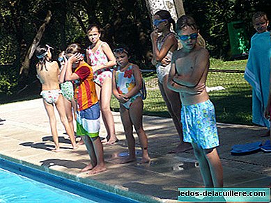 Games for kids in the summer: relay races in the pool
