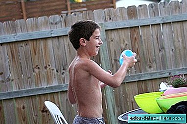Jeux pour les enfants en été: ballons d'eau