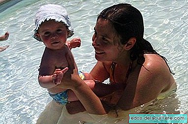 赤ちゃんの写真：プールでのルシアの最初のお風呂