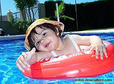 תמונת התינוק שלך: שרה נהנית בבריכה