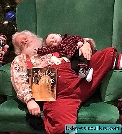 A imagem que varre a internet: Papai Noel decidiu não acordá-lo depois de adormecer esperando na fila