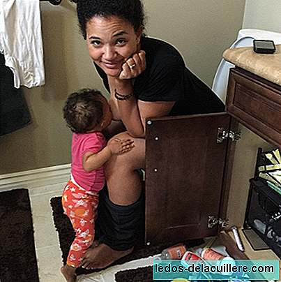 Das Foto zeigt, dass Mutterschaft nicht immer "schön" ist: Stillen auf der Toilette