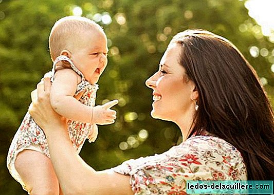 아기와의 눈 접촉의 중요성 : 대화와 미소