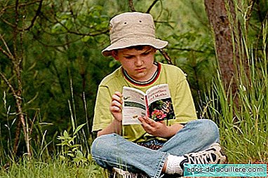 قراءة الكتب هي نشاط ترفيهي للأطفال الذين تتراوح أعمارهم بين 10 و 13 عامًا