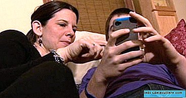 Mati ameriškega najstnika v zameno za uporabo svojega pametnega telefona nalaga pisna pravila