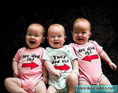 Cách tốt nhất để phân biệt cặp song sinh (hoặc sinh ba) ?: Với quần áo mát mẻ!