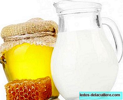דבש עם חלב הוא תרופת שיעול טובה כמו סירופי שיעול