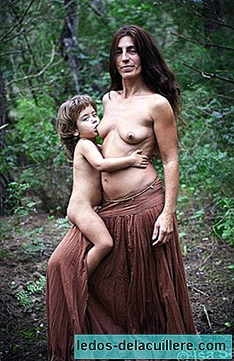 Les photographies d'Isa Sanz dans "Alma Máter" nous montrent des mères fières d'allaiter leurs enfants