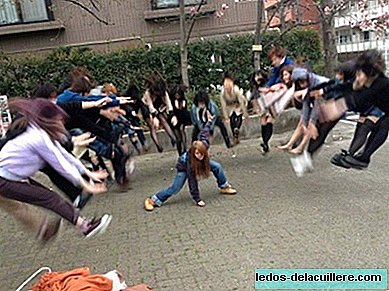 בנות יפניות מצלמות תמונות המדמות כוחות על ומחקות את גיבורי המנגה