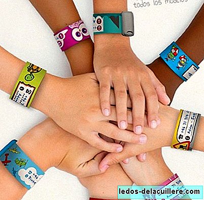 The identification bracelets of Nicolasito so that the kids do not get lost