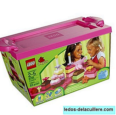 Lego Duplo includes in its catalog toys for children to build cakes and muffins
