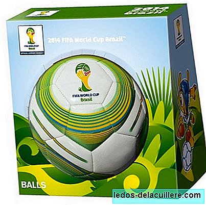 ब्राजील में 2014 विश्व कप से प्रेरित बच्चों के लिए मोंडो टॉय्स बॉल