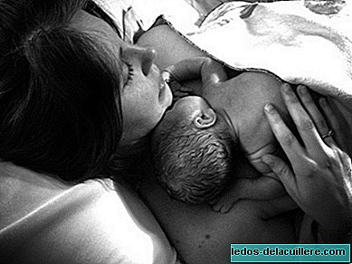 Baby's geboren door een keizersnede zouden ook in huid-op-huid contact met de moeder moeten blijven.