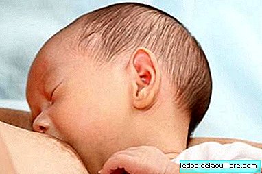Noworodki powinny robić pierwsze strzały w klatkę piersiową w zlewie szpitalnym
