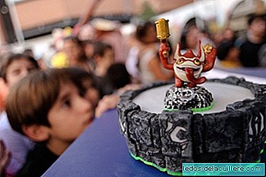 יותר מ -7,000 ילדים עברו ברחבת פלאזה דה קלאו במדריד כדי לראות את סיור בזירת ההרפתקאות של Skylander Spyro