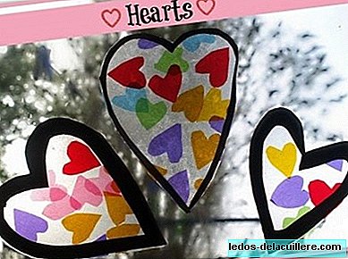 Kraf dengan anak-anak untuk Hari Valentine: hati yang berwarna-warni diletakkan di tingkap