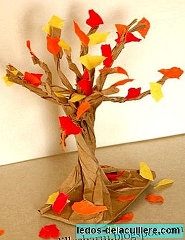 Crafts with children: make an autumnal tree together with a cardboard bag