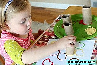 Crafts with children: painting apples with a recycled cardboard roll