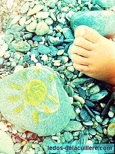 Summer crafts: painting stones on rocky beaches