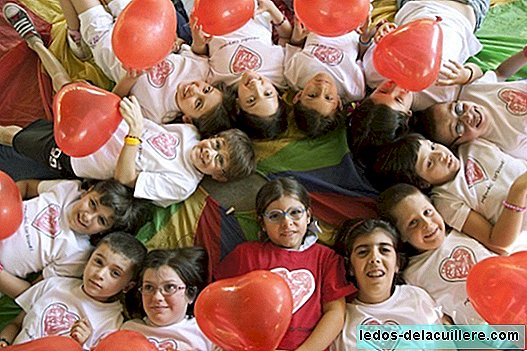 Kleine harten herinneren ons eraan dat 14 februari de Internationale dag van aangeboren hartziekte is