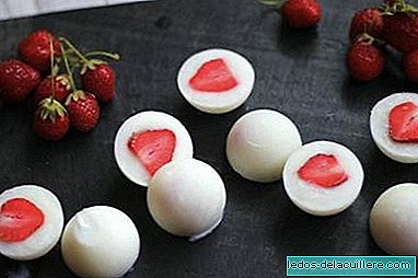 Mini chocolats à la crème de fraise et au yaourt: recette à faire avec les enfants
