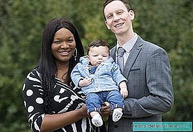 Ein weißes Baby wird von einer schwarzen Mutter geboren