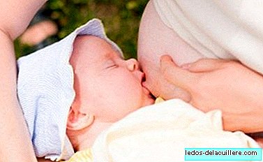 Geef geen water aan baby's die borstvoeding krijgen