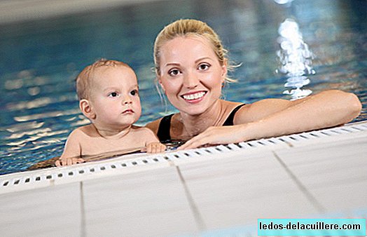 Nouă jocuri pentru a stimula abilitățile motrice ale copiilor tăi în piscină
