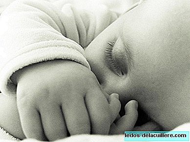 „Arba miegas, arba krūtys“: auklė, kad miegotų seniausias kūdikis pasaulyje