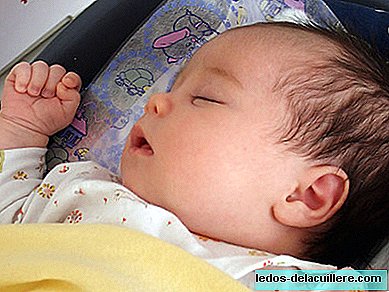 За да се намали рискът от внезапна смърт през първите 6 месеца, бебетата трябва да спят в яслите си, но с родителите си