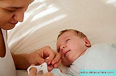 Passiert etwas, wenn ich meinem Neugeborenen die Nägel schneide?