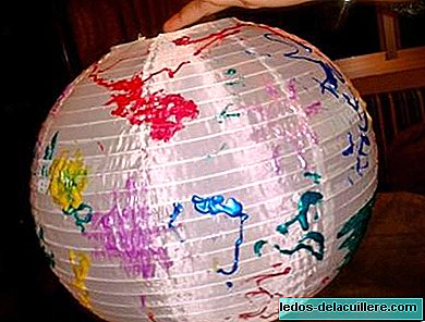 Little painters in action: decorate a Chinese lantern with the children