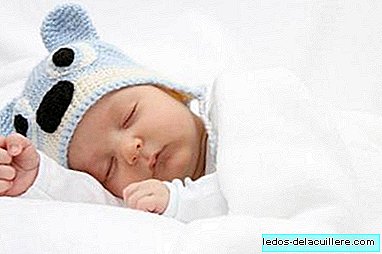 Although the baby should not sleep with soft bedding, many parents still use it