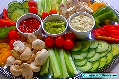 Stellen Sie im Sommer einen frischen Tisch mit saisonalem Obst und Gemüse bereit