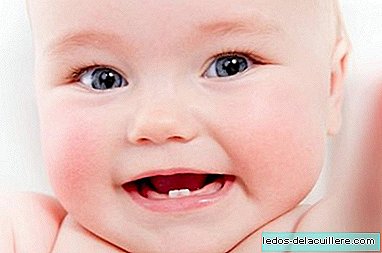 Å sette paracetamol på babyens tannkjøtt for å lindre smerter fra tennene som kommer ut gir ingen mening