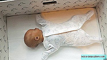 핀란드의 아기가 골판지 상자에서 잠을 자야하는 이유