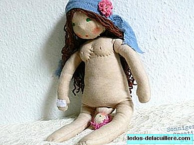 Vackra handgjorda dockor med graviditet, födelse och amning