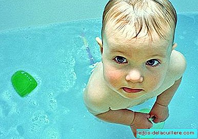 Can I bathe my child if he is sick or has been vaccinated?