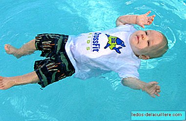 What is water self-rescue? Babies who learn to float with a few months