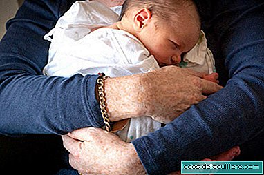 Apa yang saya buat Bayi saya hanya tidur di dalam lengannya