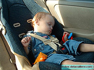 Was würden Sie tun, wenn Sie ein Baby alleine in einem Auto sehen würden?