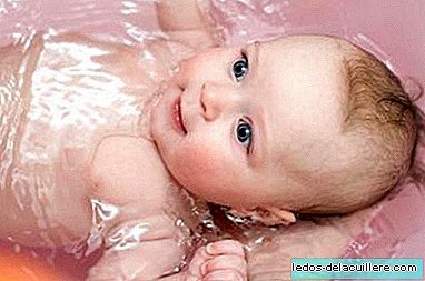 På hvilket tidspunkt og hvor ofte bader du babyen din? Ukens spørsmål
