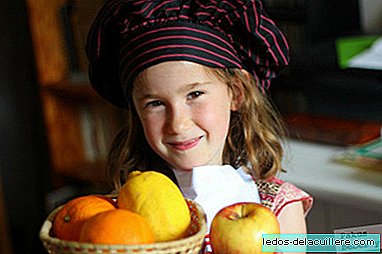 Resep musim panas untuk anak-anak: salad dengan buah-buahan