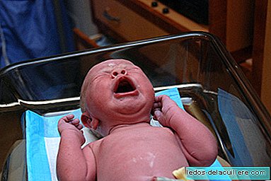 Retarder la coupe du cordon de deux minutes favorise le bébé dès les premiers jours de la vie