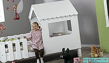SWAM en seng med en hytte for spill som er perfekte for barna
