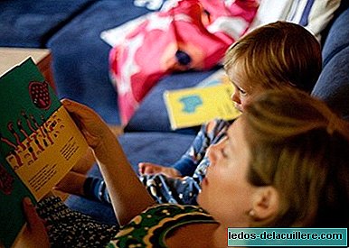 We tell you how to feed and protect the routine of reading to children before bedtime