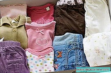Trastus, trocando roupas infantis usadas