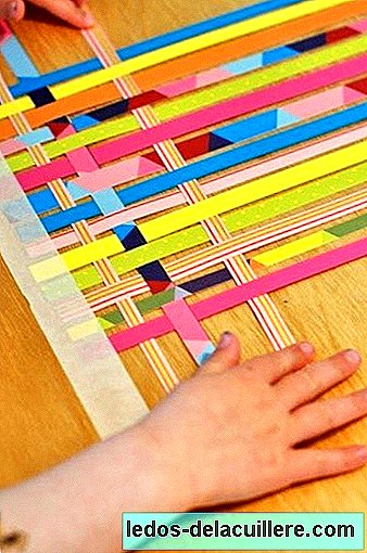 Intreccia le strisce di carta colorata per trasformarle in un tappetino, ricordi?